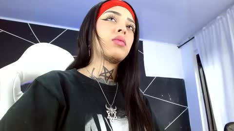 Snapshot of farichell chatting on 12.15.25 fari online show from 12.15.25