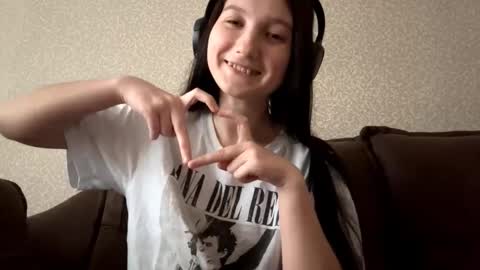 Snapshot of faustinabartosh chatting on 10.17.25 Aurora 18yo online show from 10.17.25