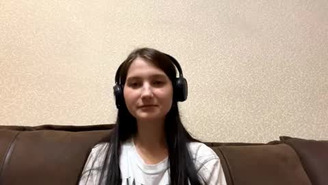 Snapshot of faustinabartosh chatting on 10.18.25 Aurora 18yo online show from 10.18.25