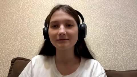Snapshot of faustinabartosh chatting on 10.19.25 Aurora 18yo online show from 10.19.25