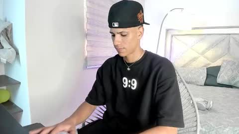 Snapshot of felix_lauren chatting on 10.28.25 Felix online show from 10.28.25