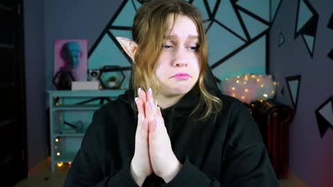 Snapshot of fioramarmoris chatting on 12.28.24 fiora online show from 12.28.24