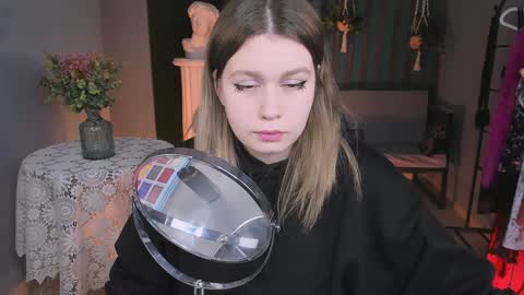 Snapshot of fioramarmoris chatting on 01.12.25 fiora online show from 01.12.25