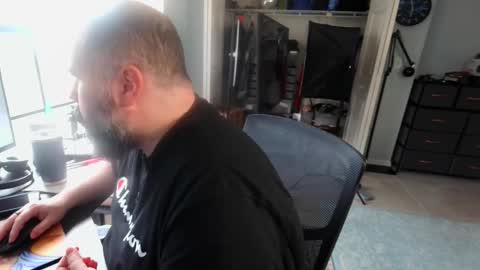 Snapshot of floridabearlive chatting on 10.26.25 FloridaBearLive online show from 10.26.25