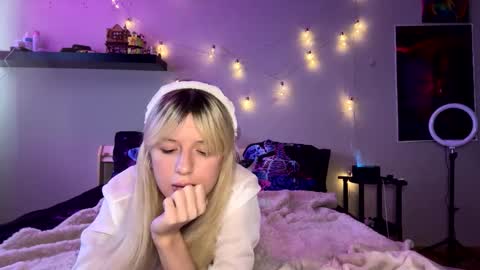 Snapshot of fluffy_delle chatting on 09.23.25 Delle online show from 09.23.25