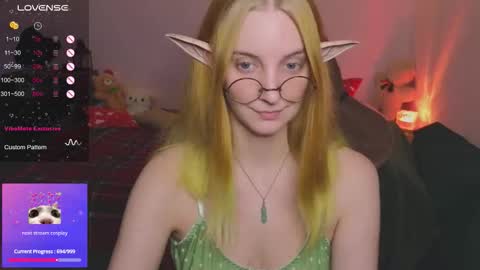 Snapshot of fluffy_muffin3 chatting on 11.08.25 Agatha online show from 11.08.25