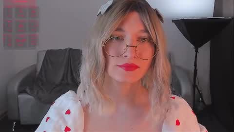 Snapshot of foxy_jpg chatting on 01.21.25 Sue online show from 01.21.25