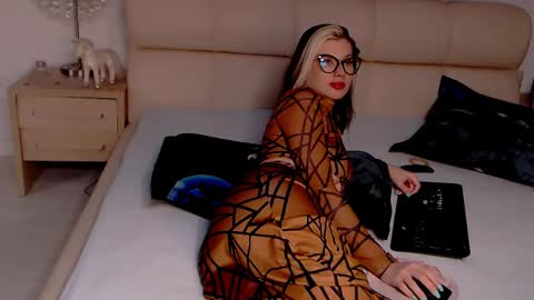 Snapshot of foxydevilish chatting on 02.10.25 Fox online show from 02.10.25