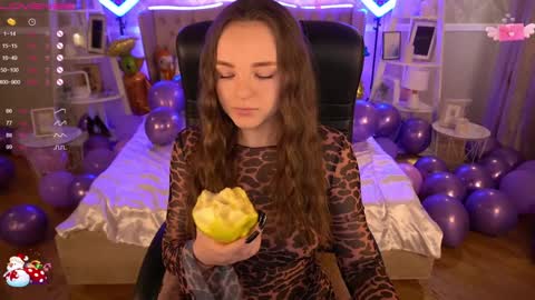 Snapshot of foxyshyyy chatting on 01.12.25 Inna  online show from 01.12.25