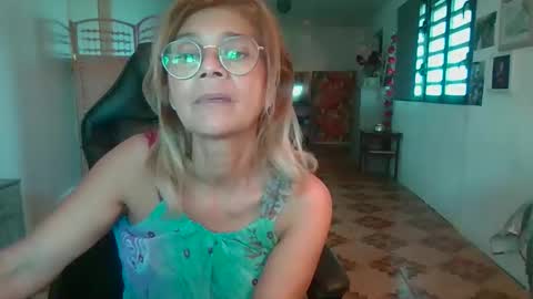 Snapshot of francelune chatting on 01.19.26 francelune online show from 01.19.26