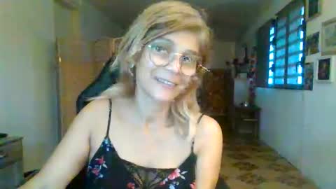 Snapshot of francelune chatting on 02.05.26 francelune online show from 02.05.26