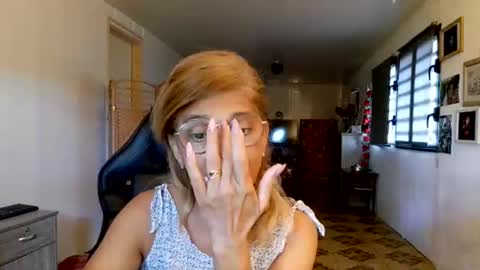 Snapshot of francelune chatting on 02.07.26 francelune online show from 02.07.26