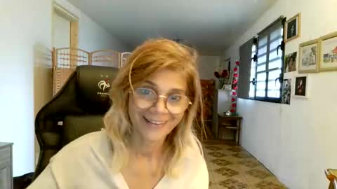 Snapshot of francelune chatting on 02.08.26 francelune online show from 02.08.26