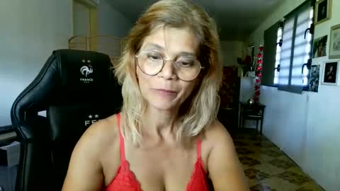 Snapshot of francelune chatting on 02.14.26 francelune online show from 02.14.26