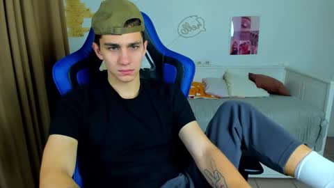 Snapshot of frank_mooree chatting on 10.17.25 Frank online show from 10.17.25