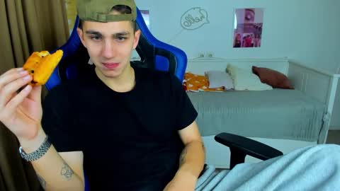 Snapshot of frank_mooree chatting on 10.28.25 Frank online show from 10.28.25