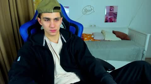 Snapshot of frank_mooree chatting on 11.08.25 Frank online show from 11.08.25