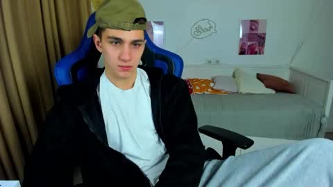 Snapshot of frank_mooree chatting on 11.15.25 Frank online show from 11.15.25