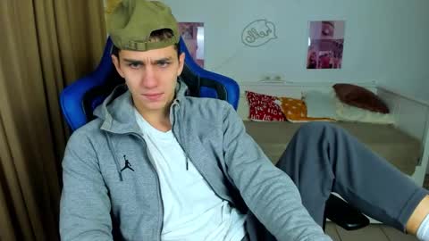 Snapshot of frank_mooree chatting on 11.26.25 Frank online show from 11.26.25