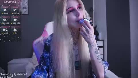 Snapshot of fraulein_mooon chatting on 11.19.25 Asya UwU online show from 11.19.25