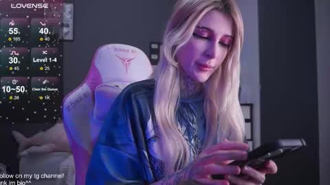 Snapshot of fraulein_mooon chatting on 11.24.25 Asya UwU online show from 11.24.25