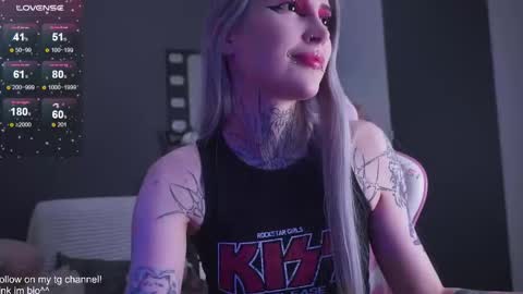 Snapshot of fraulein_mooon chatting on 12.17.25 Asya UwU online show from 12.17.25