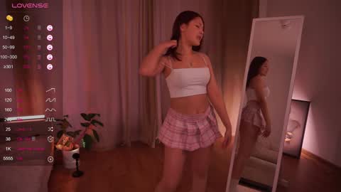 Snapshot of french_eyes chatting on 03.05.25 Emmy online show from 03.05.25