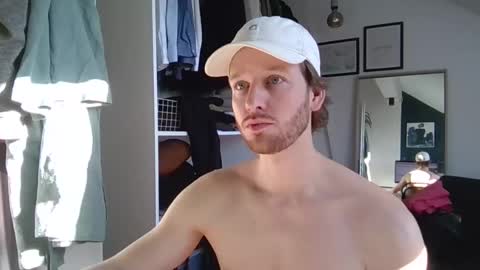 Snapshot of frozenyoga chatting on 02.01.25 frozenyoga online show from 02.01.25