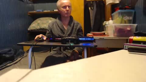 Snapshot of furosz chatting on 12.31.24 furosz online show from 12.31.24