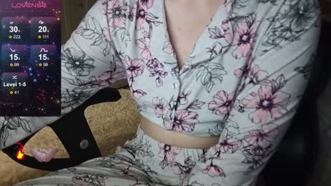 Snapshot of fuxkme_jen chatting on 01.04.25 fuxkme_jen online show from 01.04.25