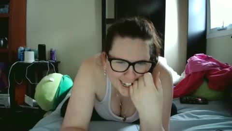 fuzzypeaches87 online show from 04.19.26