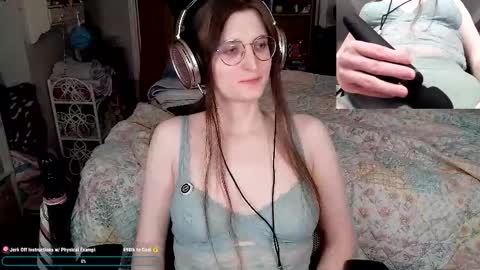 Snapshot of fzuybnuy chatting on 12.02.25 B online show from 12.02.25