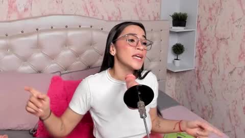 Snapshot of gabbieskinny chatting on 11.28.25 gabbieskinny online show from 11.28.25