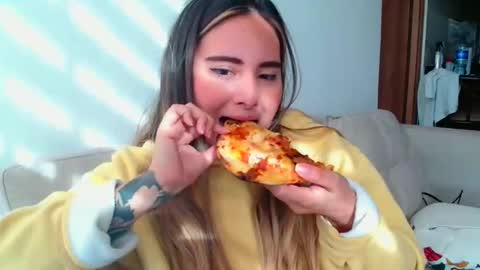 Snapshot of gabriela_miller_2 chatting on 10.19.25 Gabriela Miller online show from 10.19.25