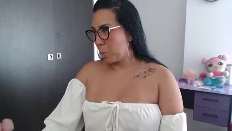 Snapshot of gaby_bluexx chatting on 10.16.25 Gaby Blue online show from 10.16.25