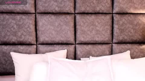 Snapshot of gabylopez_ chatting on 11.17.25 online show from 11.17.25