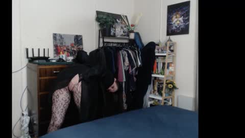 HOT  online show from 10.18.25