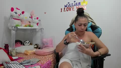Snapshot of gatitasexy_hot_wet4u chatting on 01.22.25 Mfe online show from 01.22.25