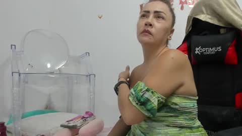 Snapshot of gatitasexy_hot_wet4u chatting on 09.30.25 Mfe online show from 09.30.25