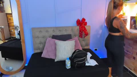 Snapshot of georgina_coule chatting on 12.19.24 Georgina Coule online show from 12.19.24