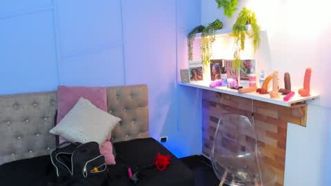 Snapshot of georgina_coule chatting on 12.21.24 Georgina Coule online show from 12.21.24