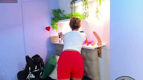 Snapshot of georgina_coule chatting on 02.28.25 Georgina Coule online show from 02.28.25