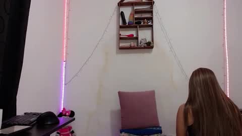 L A U R A online show from 02.18.25