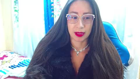 Snapshot of gia_leinn chatting on 11.08.25 Gia online show from 11.08.25