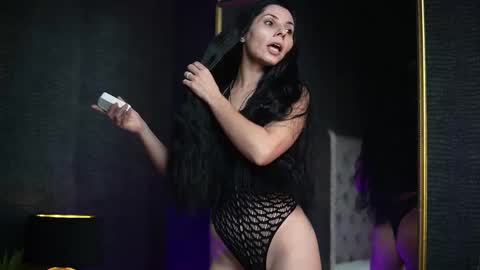 Snapshot of giaeasyice chatting on 11.18.25 Gia online show from 11.18.25