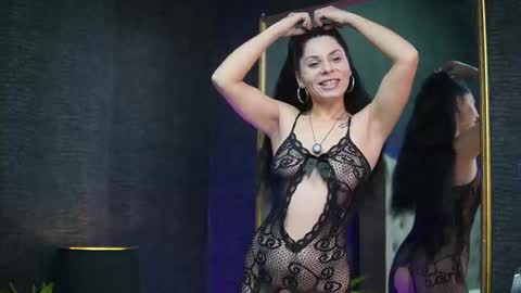 Snapshot of giaeasyice chatting on 11.19.25 Gia online show from 11.19.25