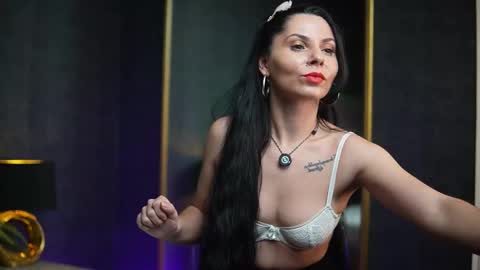 Snapshot of giaeasyice chatting on 12.17.25 Gia online show from 12.17.25