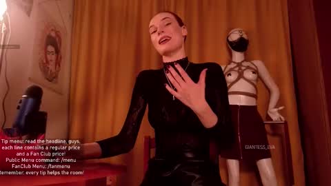Snapshot of giantess_eva chatting on 10.16.25 Eva online show from 10.16.25