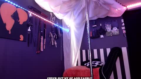 Snapshot of gigglemethis22 chatting on 12.15.25 Giggles online show from 12.15.25