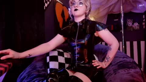 Giggles online show from 04.08.26